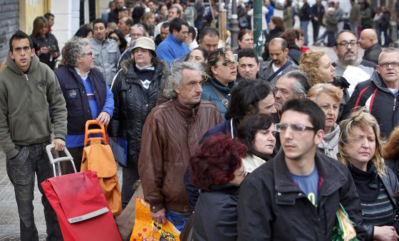 “Pobreza Generada por Recetas Capitalistas Provoca Largas Colas para Comer en España”